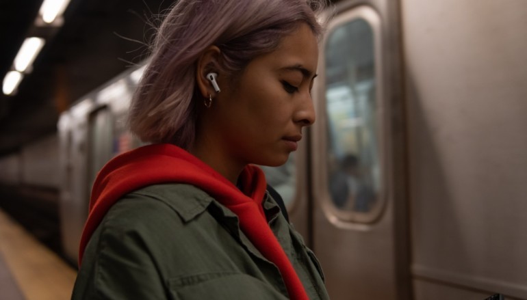 AirPods Pro加入了通透模式,提高用家使用時的安全性