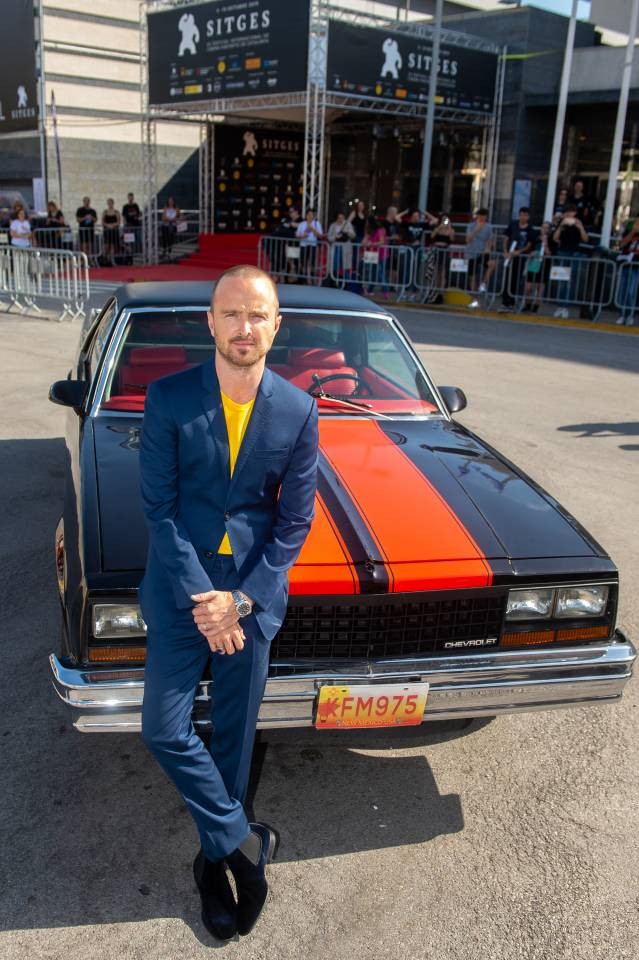 Aaron Paul身後的老式Chevrolet房車在色調上亦十分鮮明!