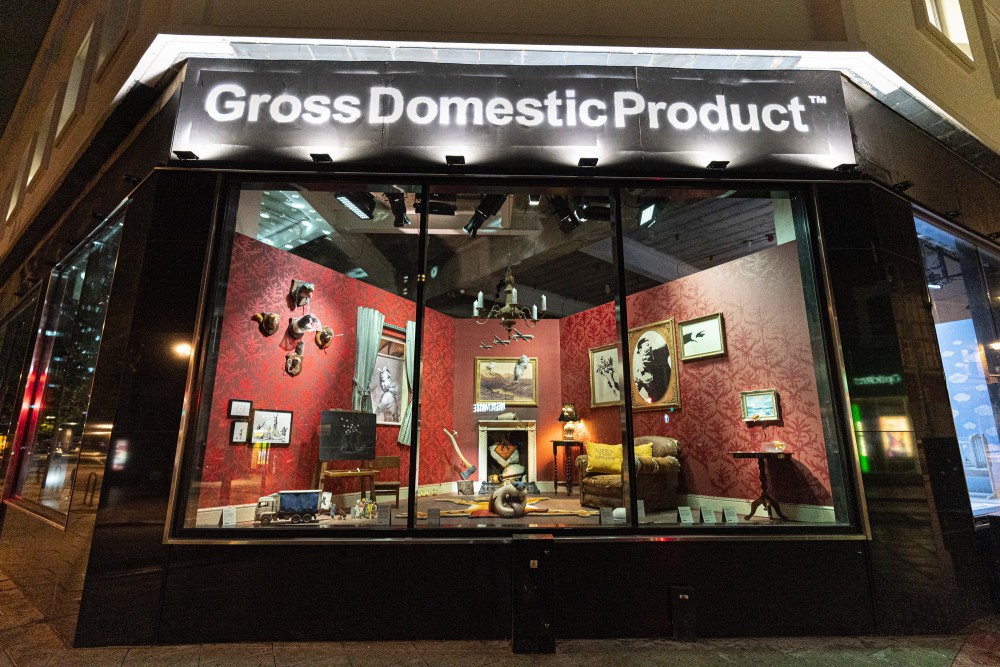 由英國知名街頭藝術家Banksy創立的品牌Gross Domestic Product(GDP),顧明思義品牌以出售帶有諷刺意義的家品為主