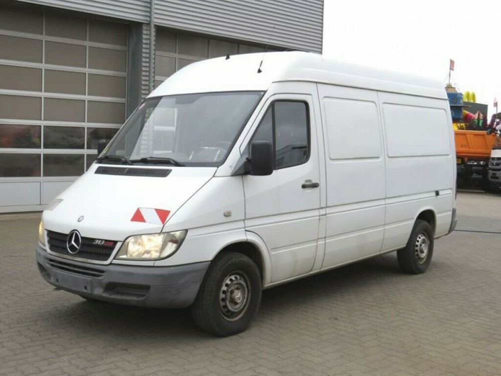 初代 Mercedes-Benz 313 CDI Sprinter由一顆2.1L的Turbocharged四缸柴油引擎提供動力