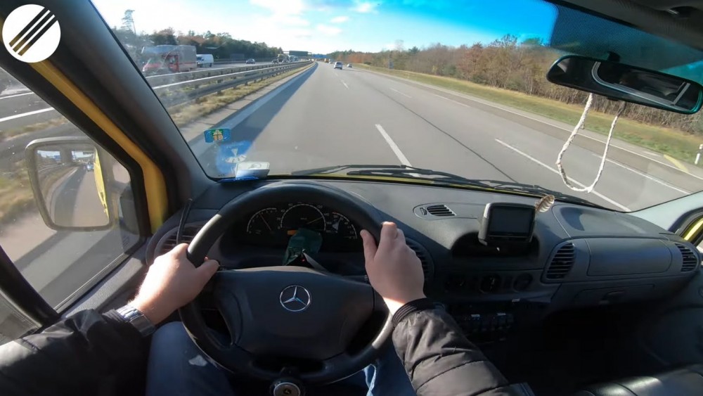 外國頻道「TopSpeedGermany」這次卻一反常態,找來一輛已經退役的救護車在「Autobahn」進行極速測試