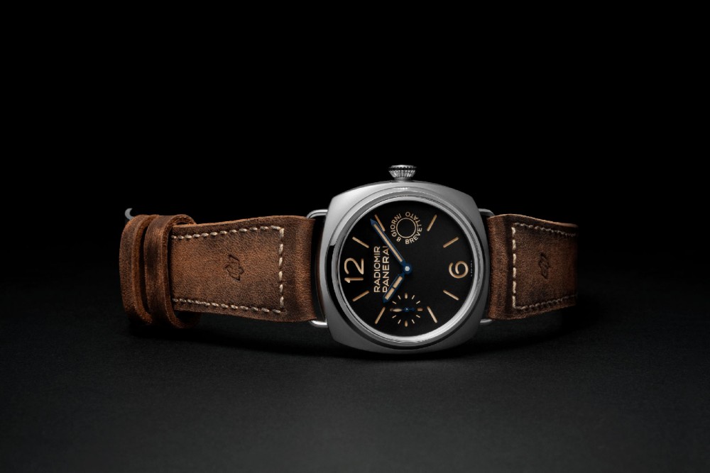 PAM00992則仿照了Officine Panerai另一款在1972年為皇家意大利海軍打造的Radiomir腕錶