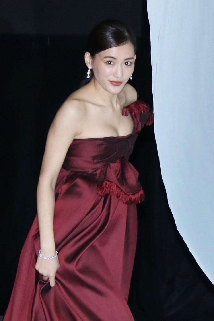 日前舉行的「VOGUE JAPAN WOMAN OF THE YEAR 2019」頒獎禮當中,身穿一條酒紅色低胸設計的長裙出席活動,不但明顯露出埋藏多年的姣好身材外,還帶有著高貴、優雅、成熟的氣質