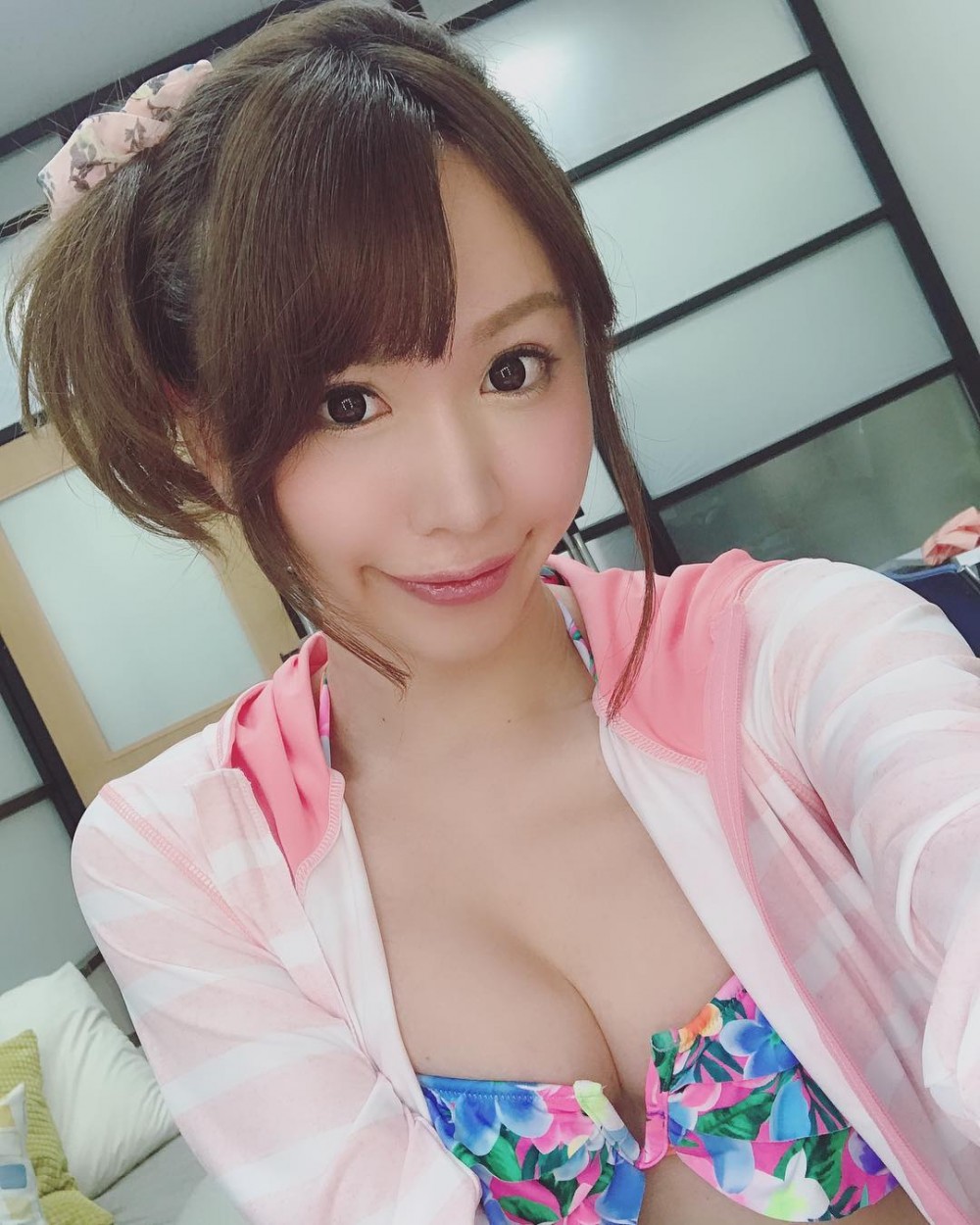 憑著纖細的身材以及瓜子臉,成功於出道至今吸引一眾粉絲追隨