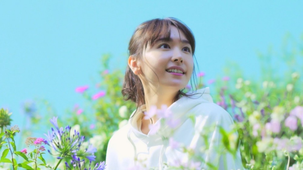 《YUI ARAGAKI NYLON JAPAN ARCHIVE BOOK 2010-2019》的內容和新垣結衣的名字已經足夠吸引一眾支持者購買