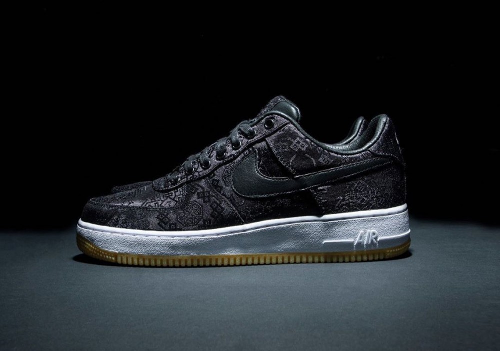 陳冠希早前在社交平台上公開由藤原浩所主理的fragment design、CLOT和Nike三方聯乘的鞋款圖輯,鞋款將承繼Royal University Blue的設計