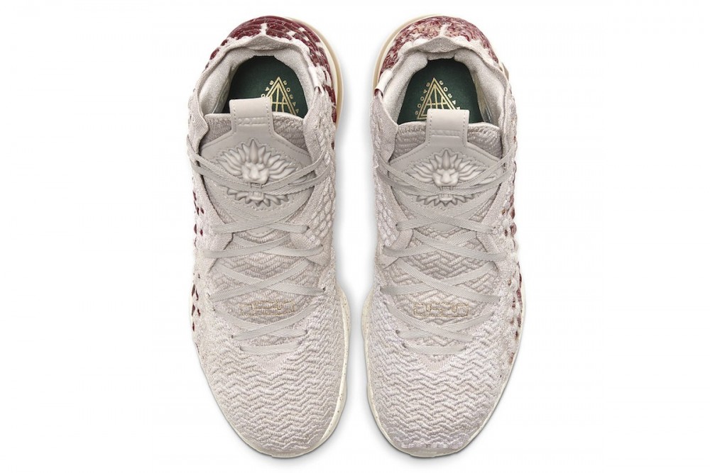 HFR X Nike LeBron 17沿用鞋款標誌性的Knitposite鞋面科技,將輕質的Flyknit編織結構與熱熔式織線相結合,並以米色為主調,配上金色和紅色漸變而成的裝飾作點綴