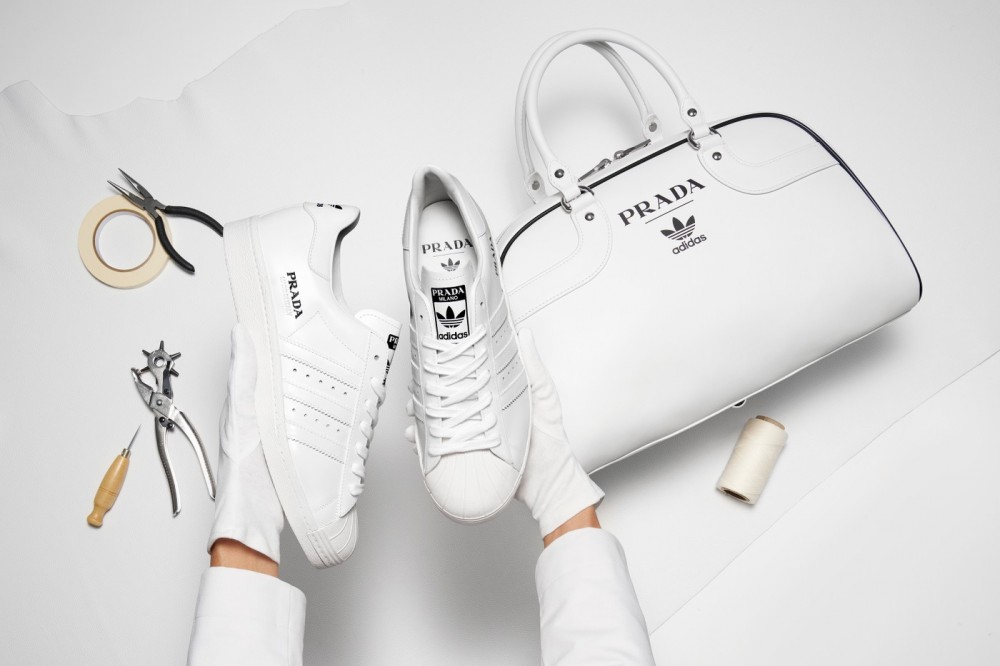而Prada Bowling bag for adidas則以高品質的小牛皮配上尼龍質料的肩帶而製造