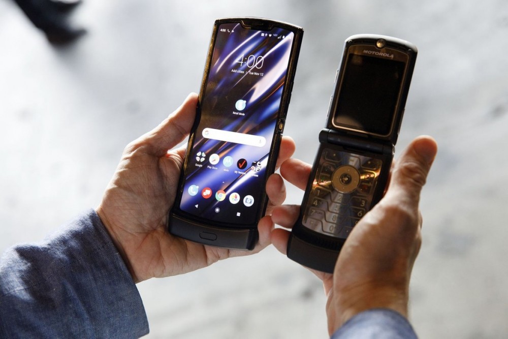 Moto RAZR預計於今年12月率先在美國和部分歐洲國家上市發售,售價為$1,499美元