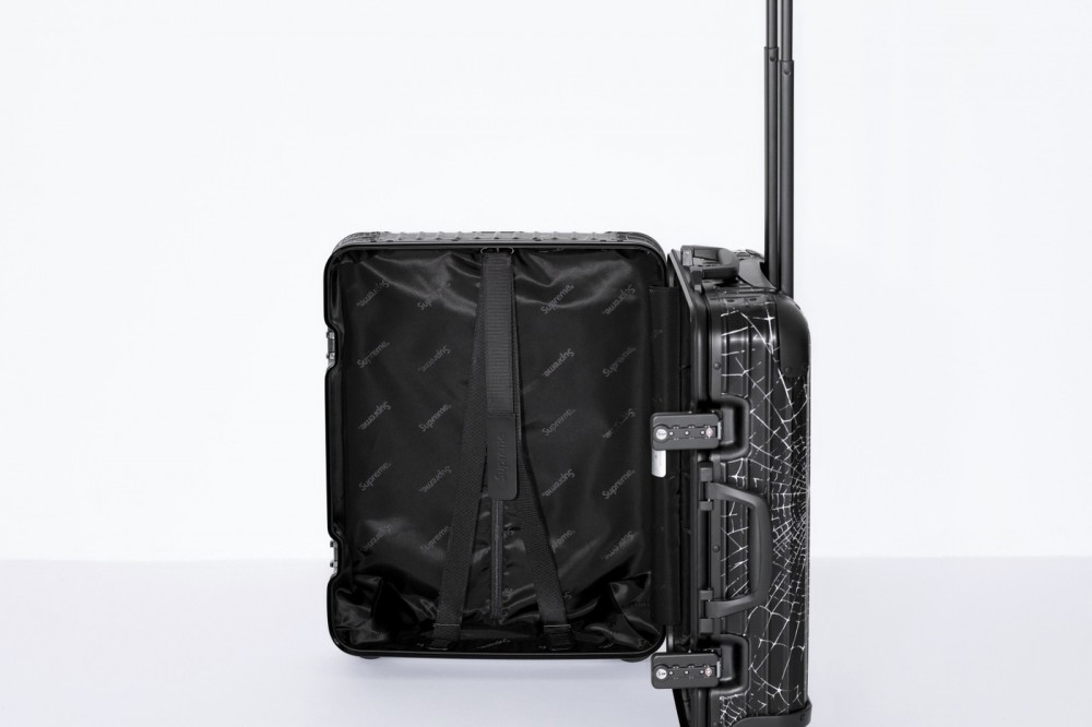 Supreme X RIMOWA全新設計的聯名行李箱,將於本週四在Supreme紐約、洛杉磯、舊金山、歐洲店舖及官方線上店舖限量發售