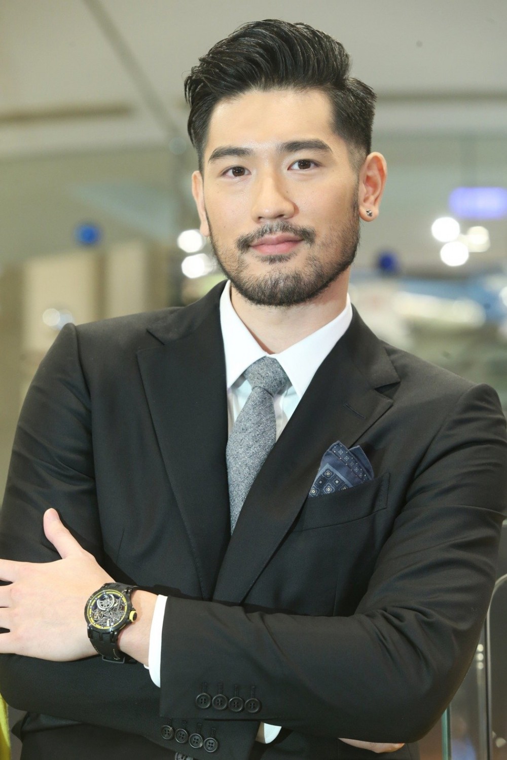 現年35歲的加拿大籍藝人高以翔,出生於台北並在溫哥華長大,2005年回台發展,曾與丁春誠、藍鈞天、陳紹誠組成的「時尚F4」