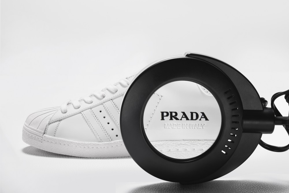 早前MENELECT曾報道過有關於運動品牌adidas Original與百年歷史的意大利時尚品牌Prada首度聯手,打造全新聯乘鞋款「Prada for adidas」的消息