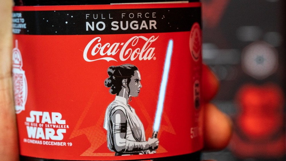 Coca-Cola作為全世界最受歡迎的飲品,多年來也有為不同的影視作品和電影推出特別版的包裝用作宣傳之用