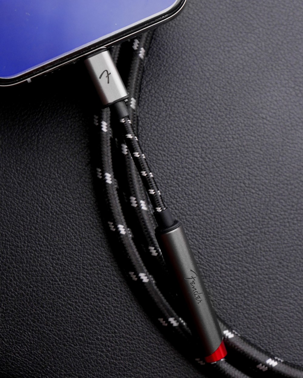 Fender所研發的AE1i Audio Enhancer是一條專為 iPhone用家而設計的「Lightning to 3.5mm」轉換線