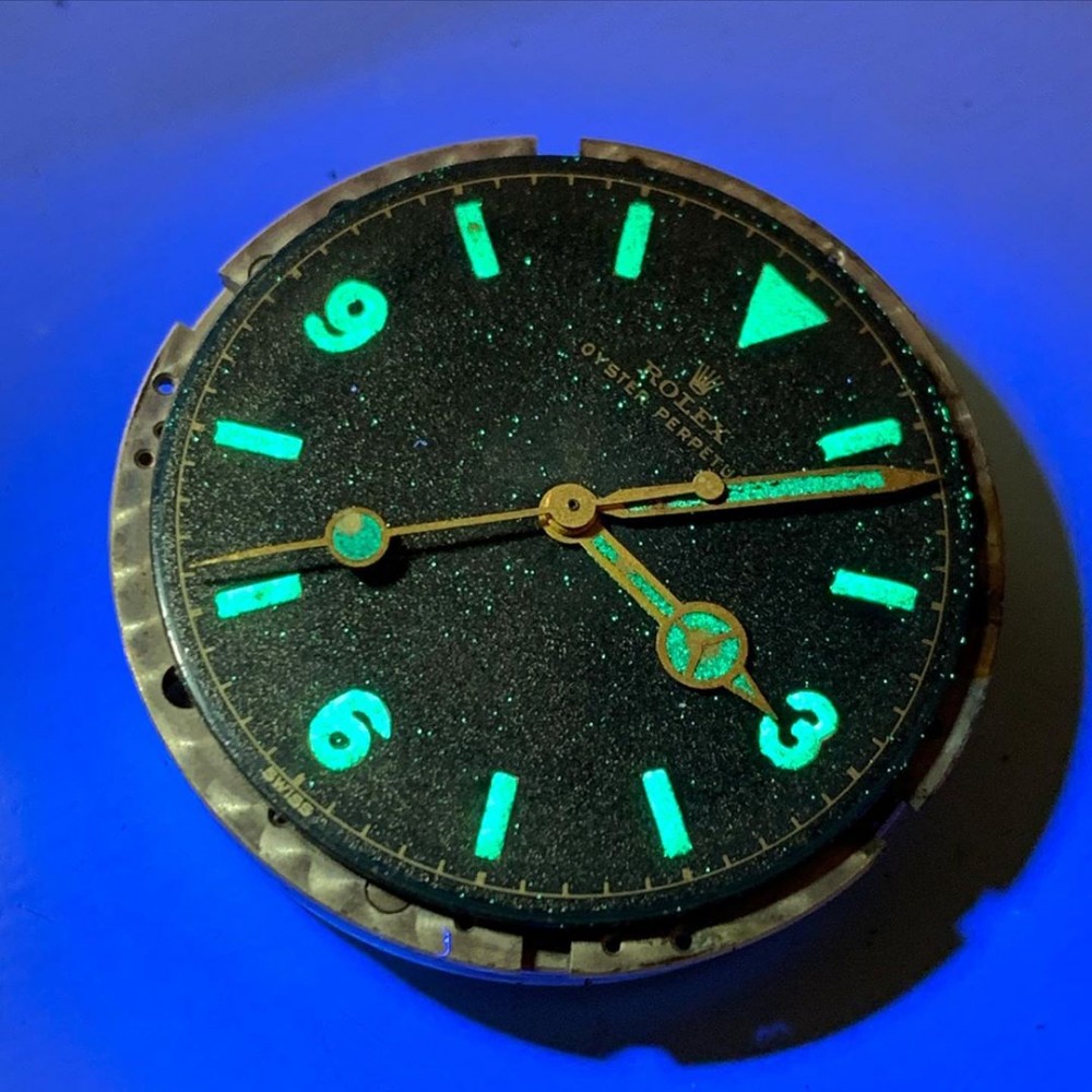 Rolex早年採用了放射性更強的鐳作夜光原料,Mercedes式的指標與刻度上的夜光塗層依舊亮度強勁