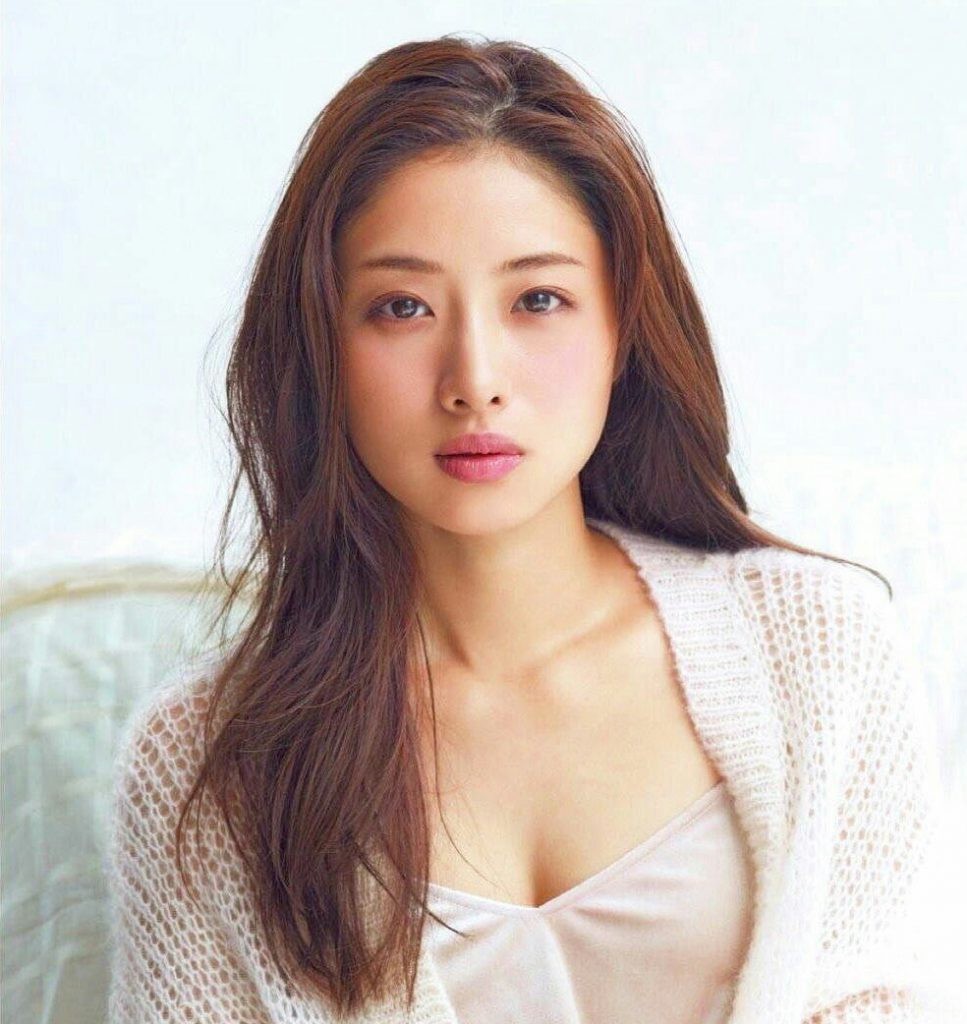 其後石原里美與就職IT企業社長的前由裕二相戀並到達談婚論嫁階段,但可惜的是,她早前於日本綜藝節目中承認與社長的關係正式結束,現正為單身的一族。
