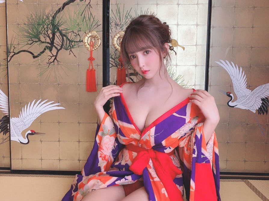 日前三上悠亞為了慶祝2020年的來臨,接受了周邗的邀請,以日本傳統的花魁造型拍攝寫真