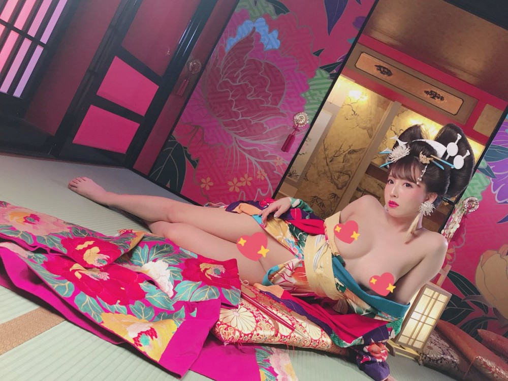 三上悠亞穿上艷麗的花魁服飾,但卻藏不住胸前那一雙仙女級雪白美乳和香肩曲線