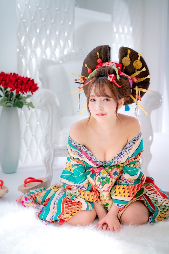 以女子偶像團體Honey Popcorn成員身份再次進軍藝能界,首支單曲《Bibidi Babudi Boo》亦錄得非常不錯的成績