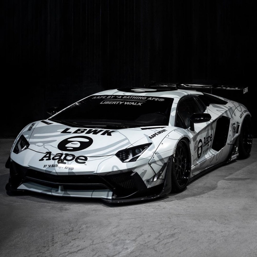 BAPE的支線AAPE by A Bathing Ape近日在Instagram上宣佈與名古屋豪華汽車改裝商Liberty Walk LB Performance(LBWK)合作