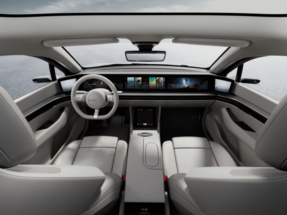 除了視聽娛樂享受外,側鏡亦以鏡頭代替,VISION-S全車搭載33個感應器