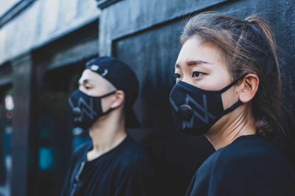 Airinum Urban Air Mask能阻隔小至0.3μm的微塵和細菌,每個過濾網可持續有效100小時