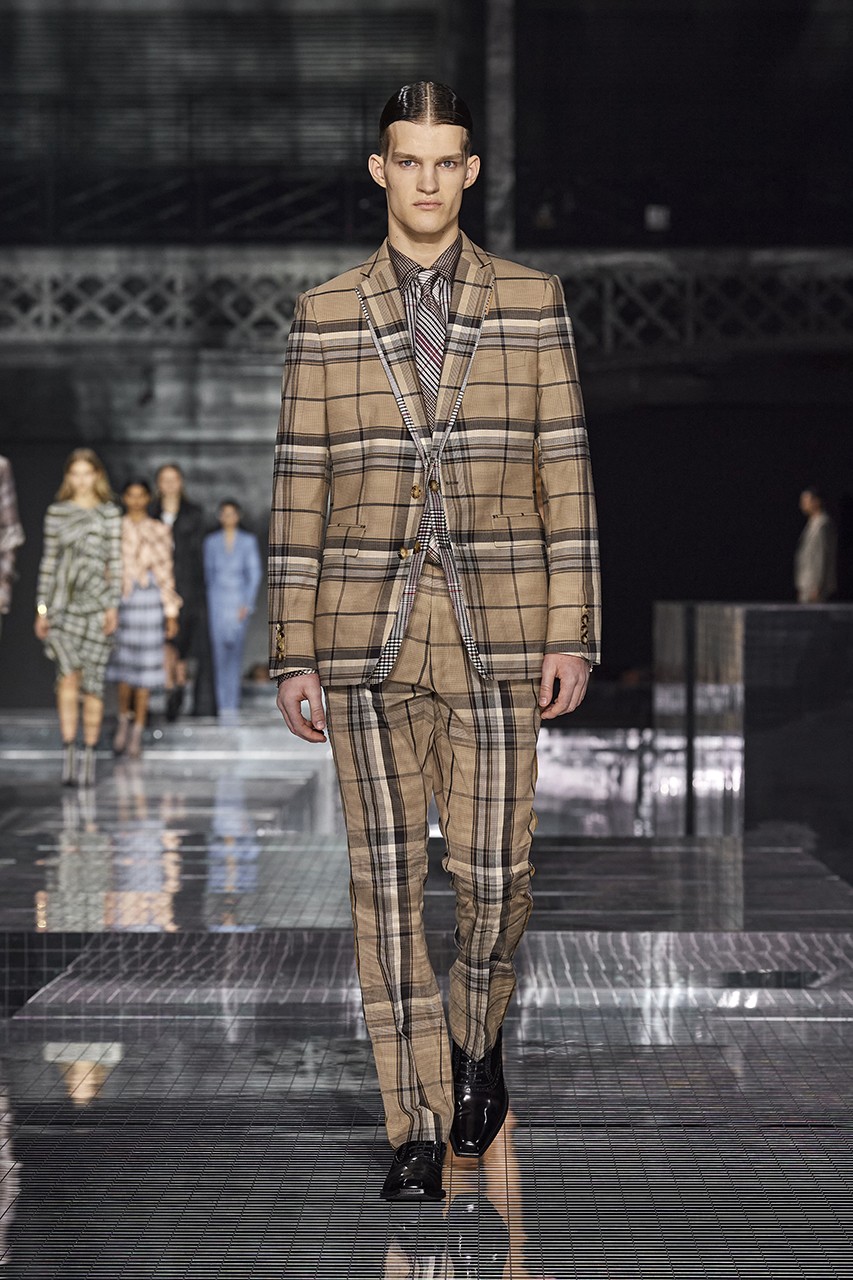 Burberry 2020秋冬系列以經典的Burberry格紋印花為主調,配撘上標誌性的卡其色調