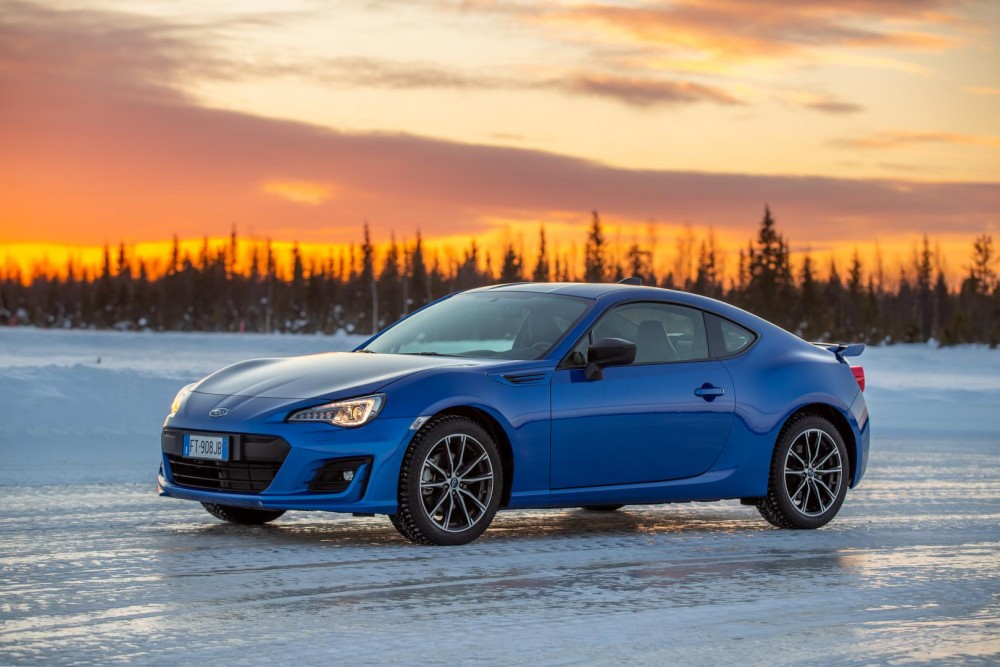 Subaru BRZ最終版本採用10幅式的17吋深色鋁圈、紅色Brembo剎車卡鉗和Sachs避震器