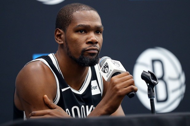 當大家仍在揣測Adam Silver想法的時候,壞消息亦再度降臨NBA。今早清晨時分美國傳媒報道指出,前MVP得主、現時效力Brooklyn Nets的當家球星Kevin Durant與另外3名隊友被確診感染武漢肺炎