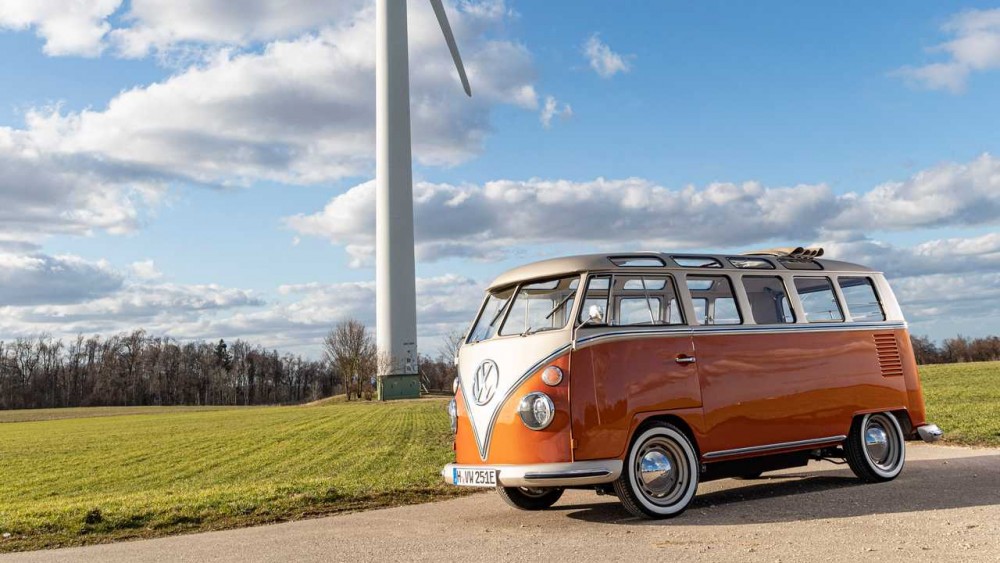 近日他們便與改車公司eClassics攜手合作,將60年代經典的T1 Samba Bus加入電動化話設計,並以e-Bulli來命名