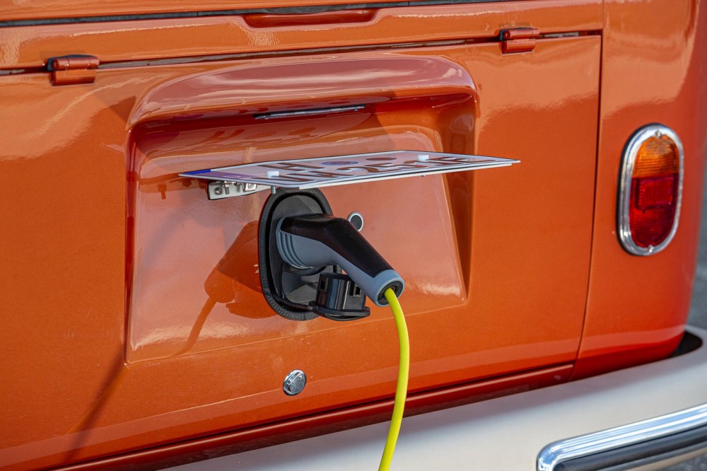 動力配置方面,Volkswagen e-Bulli配備82hp輸出功率的電動摩打和45kWh電池模組