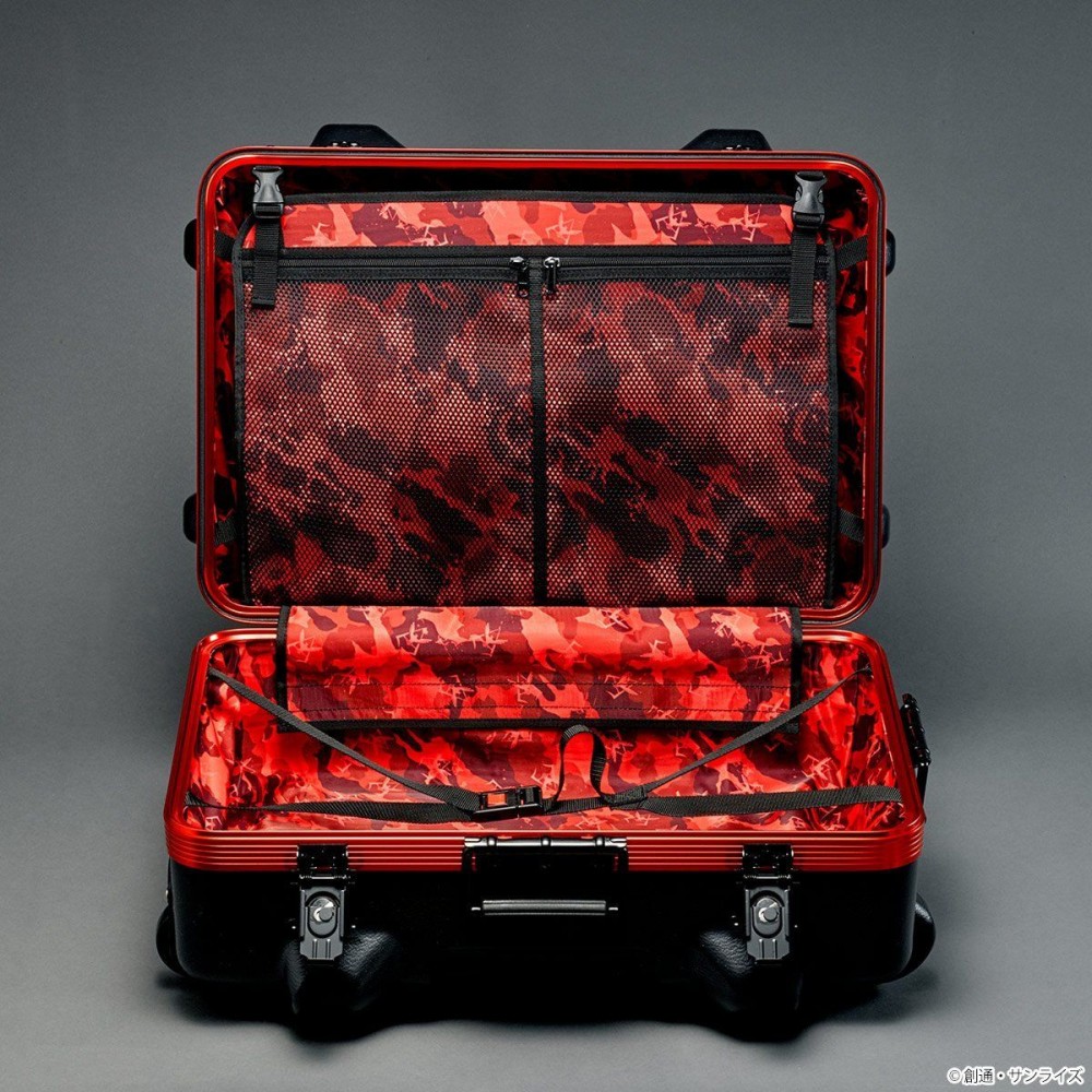 自護公國軍款式的行李箱會刻上「PROTECTION FOR PRINCIPALITY OF ZEON MOBILE SUITCASE」的字樣