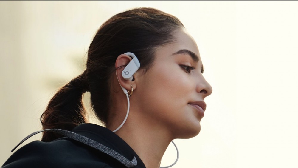 全新版本的Powerbeats 4外形上和過往的同類型Powerbeat產品相若,掛耳式設計加上表面品牌的商標