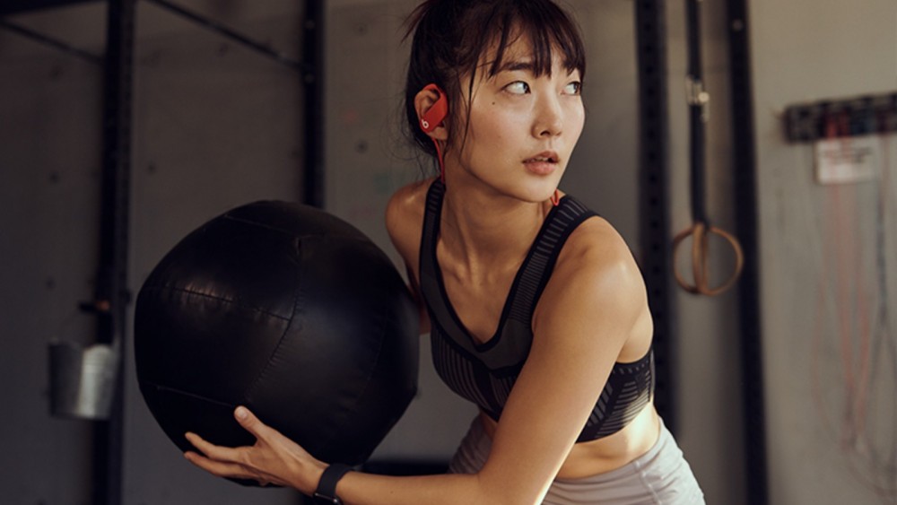 根據官方指出,新一代耳機亦著重改進其電池續航能力,Powerbeats 4充滿一次電可連續播放15小時