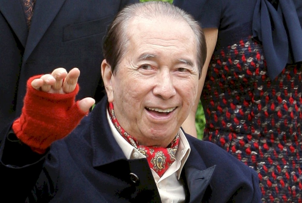 經過搶購和腦部手術後,半年便康復出院,但這次意外導致他行動不便和需要靠輪椅出入,此後亦絕跡公眾場合