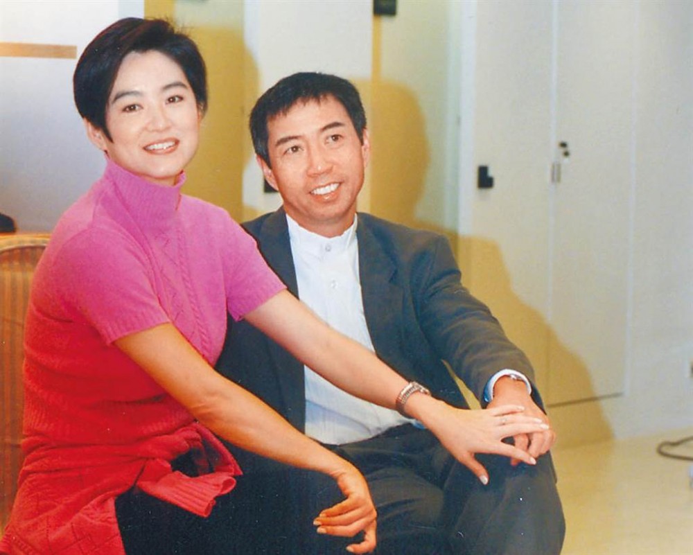 可是刑李㷧於2006年開始辭去思捷環球董事會主席和執行長的職務,並逐漸減持手頭上的股份