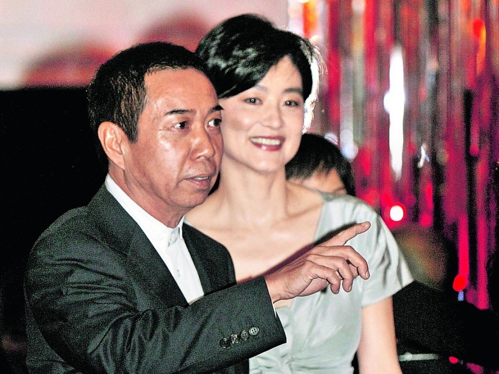 刑李㷧於1993年的時候將ESPRIT亞洲區的業務在港交所上市,並在1996至2002年間逐步收購美國、澳洲、歐洲ESPRIT的股權
