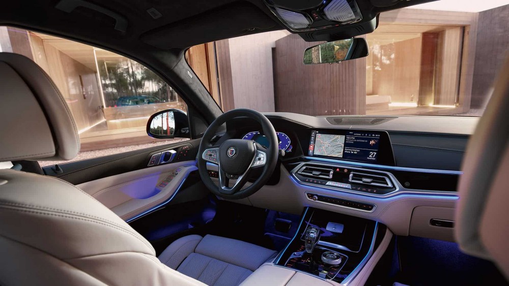 Alpina保留上BMW X7大部份的原廠設計,再換上更大的入風口、雙邊雙出圓形尾管、有助降低車輛受氣流抬升力的全新保桿、21吋鋁圈,搭配285/45 R21車胎和Alpina擾流板