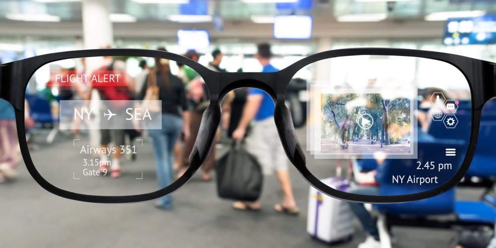 另外郭明錤亦表示,Apple正研發自家的穿戴式裝置智能眼鏡Apple Glasses,除了擁有時尚的外觀外,更內置高分辨率的顯示螢幕,可以讓虛擬投影在眼鏡之上,當中所顯示的內容只有配戴者可見
