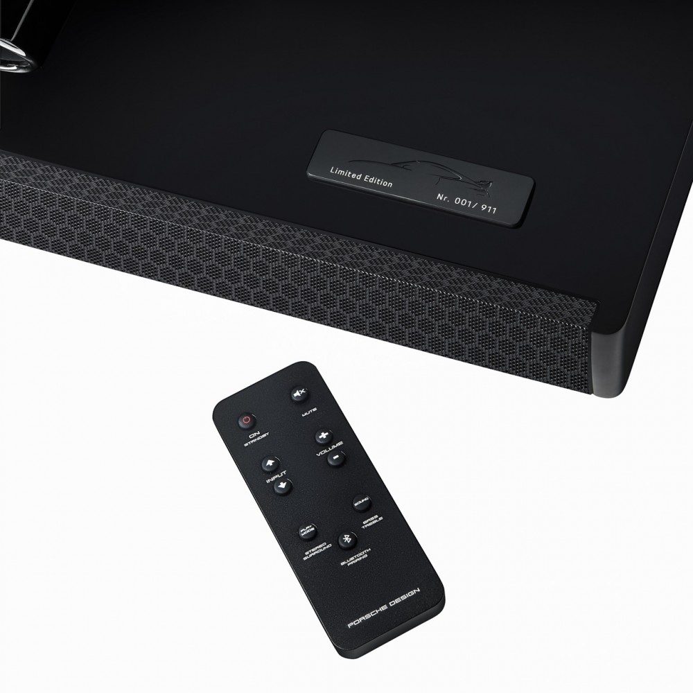 Porsche Design 911 GT3 Soundbar可透過AUX-IN或是藍牙進行連結,亦附帶一支控制音響所有功能的控制器