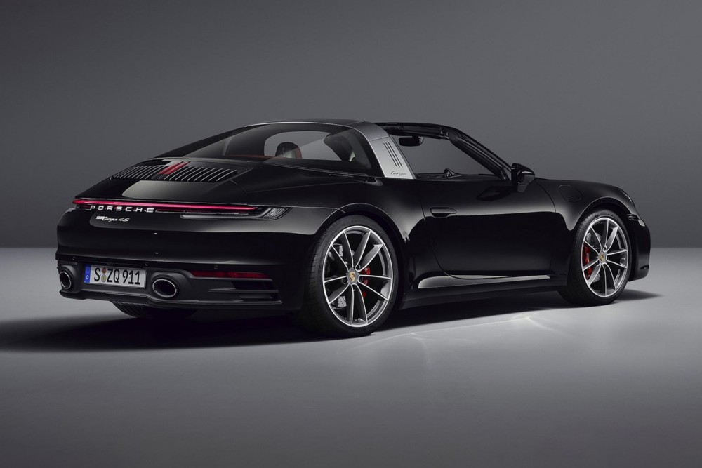 至於動力輸出方面,911 Targa 4和911 Targa 4S新車均採用3.0升雙渦輪增壓水平對臥6缸引擎,配合上8速PDK雙離合器自排變速箱