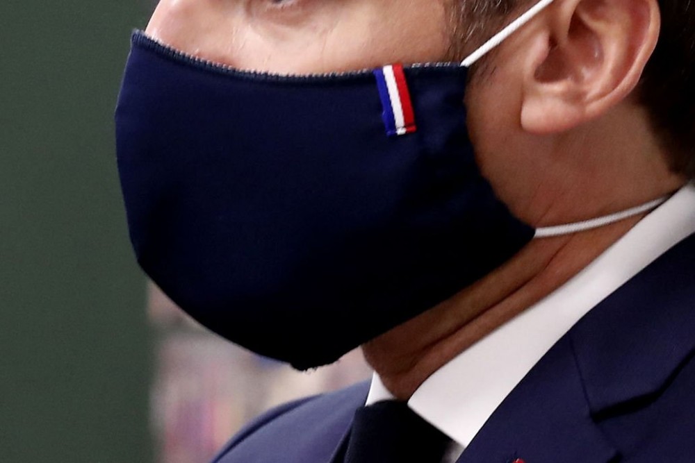 另一邊廂,法國總統Emmanuel Macron於近日探訪小學時所佩戴的口罩,亦成為傳媒爭相報道焦點