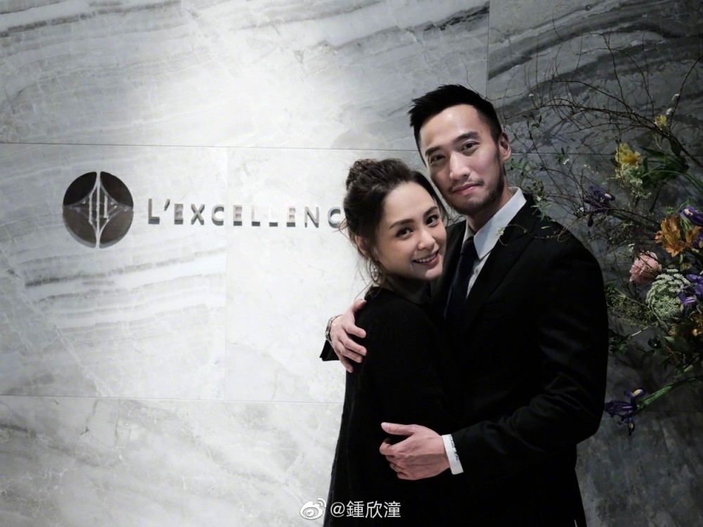 回想起當時鐘欣潼與賴弘國的婚禮空前盛大,於The Ritz-Carlton Hong Kong現開四十席,當日出席的也是娛樂圈中有頭有臉的人仕
