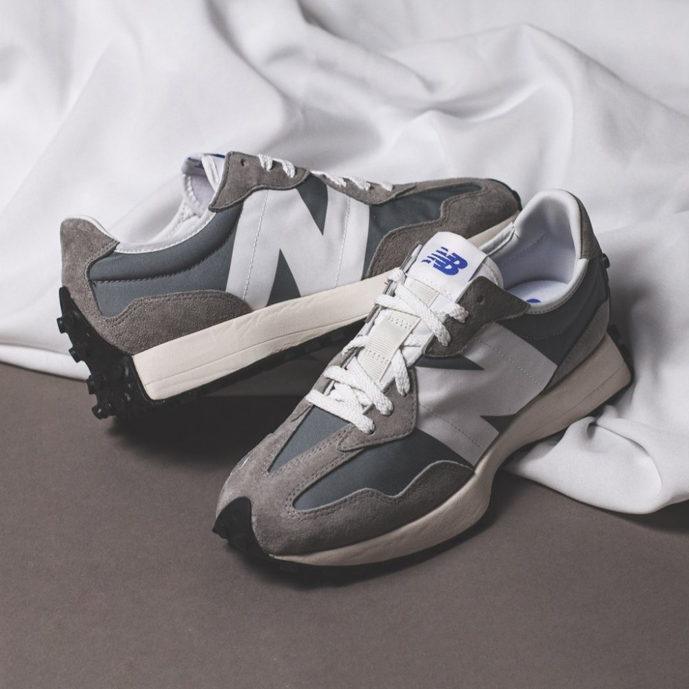 New Balance全新的327以品牌經典慢跑鞋款320為設計基礎,並注入大量的復古元素,例如加厚的中底和誇張的拼貼鞋身