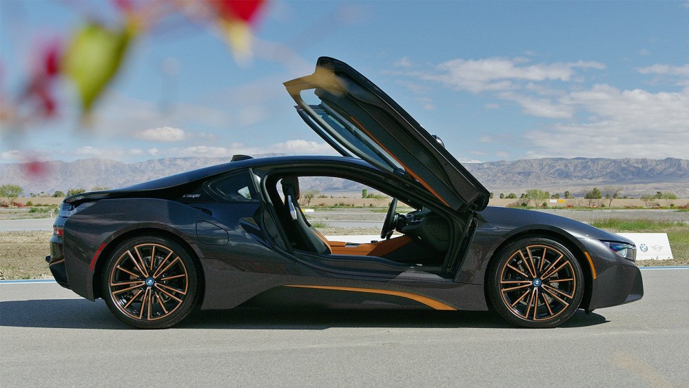 官方為了紀念BMW i8完成歷史的使命和銷量突破20,000輛,因此在停產之際推出特仕版本的i8 Ultimate Sophisto Edition