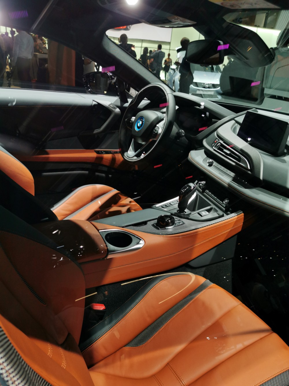BMW i8 Ultimate Sophisto Edition全球限量200輛,要價高達$151,495美元,但相信無阻一眾粉絲搶購這一款列入歷史的混能跑車。