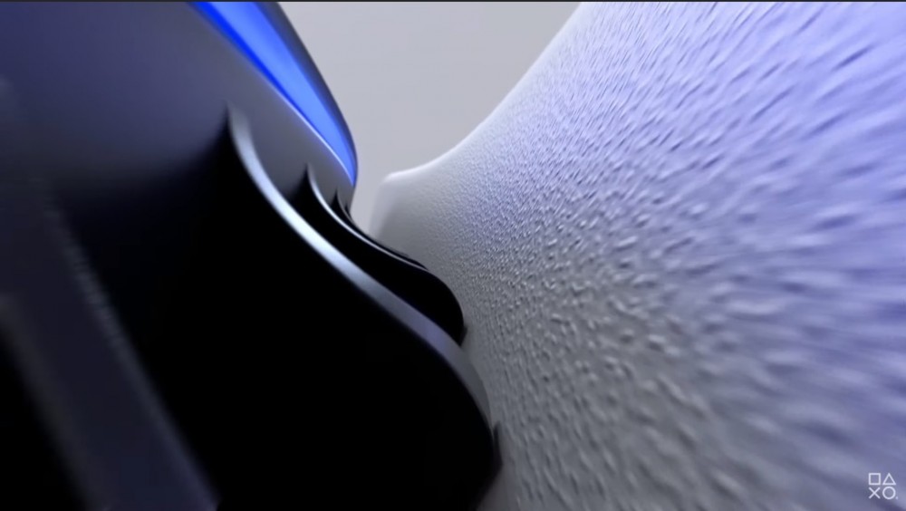 而本次發佈會的重點當然落在機身設計方面,PlayStation 5採用曲線直立設計,機身中央微向內彎,從正面看側有機殻兩翼呈V形設計