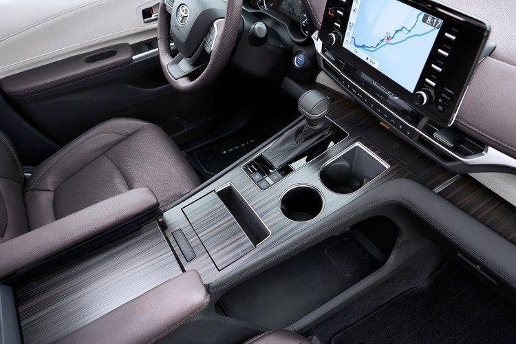 官方本次將第四代Toyota Sienna的外觀變得具前衛和動感,子彈外型的車頭配上碩大的水箱護罩、銳利的LED燈組等作點綴