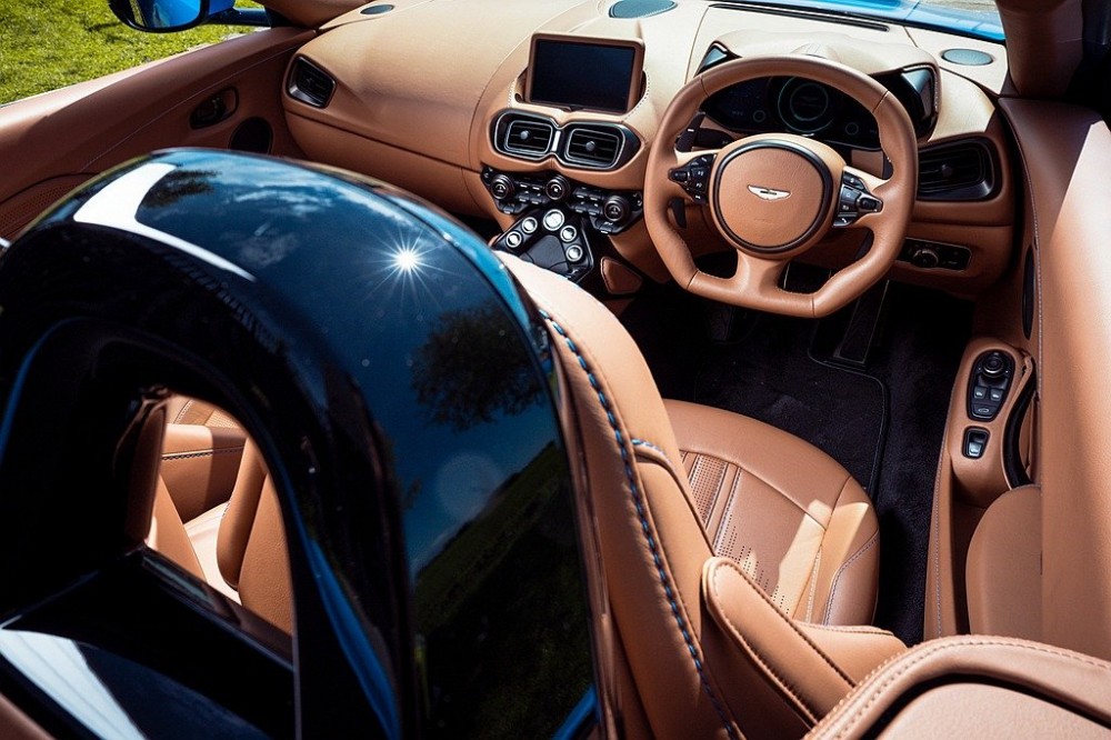 而動力輸出方面,Vantage Roadster搭載4升V8雙渦輪增壓引擎,配合上後輪驅動系統和E-Diff電子控制限滑差速器
