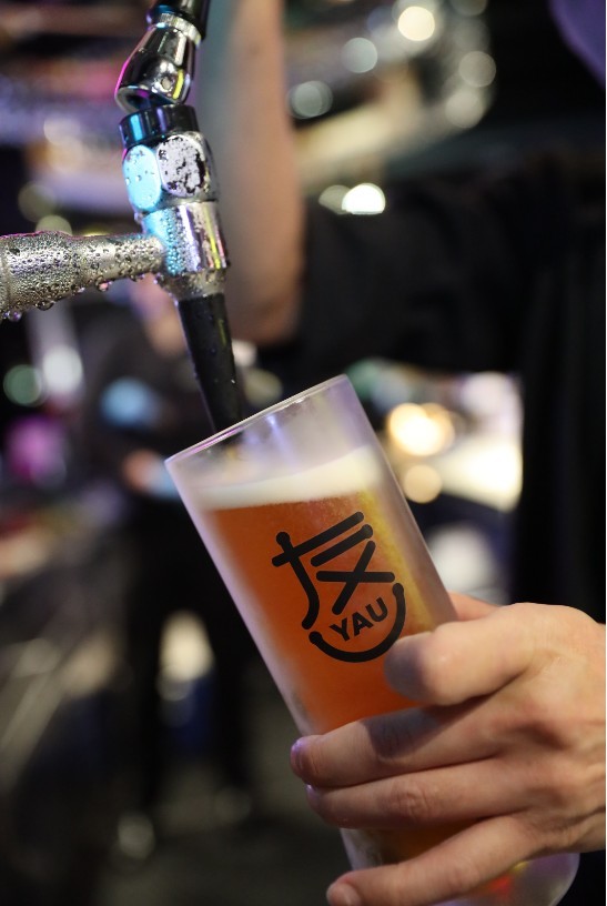 Pop Up Bar主打「友」三款顛覆傳統的手工啤酒,包括「波友Lager」、「發燒友Pale Ale」和「豬朋狗友Wheat」